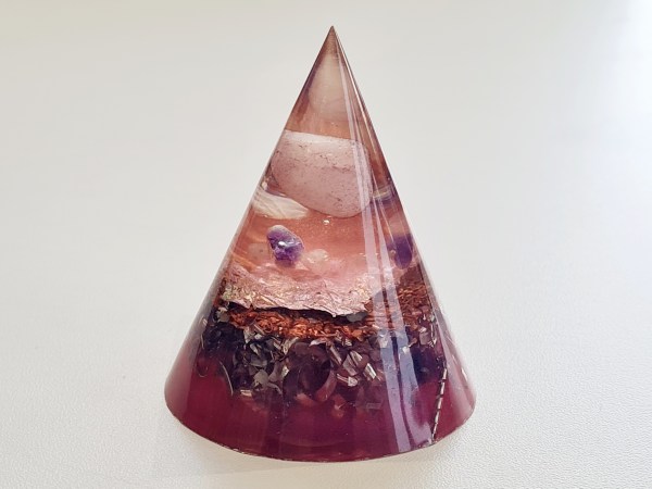 Orgonite cône quartz rose couleur rose